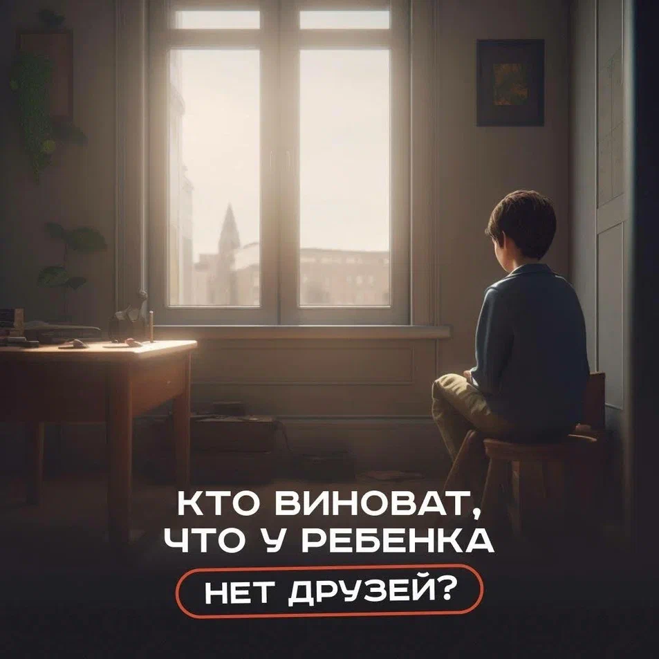 уверенный подросток улыбается в компании друзей